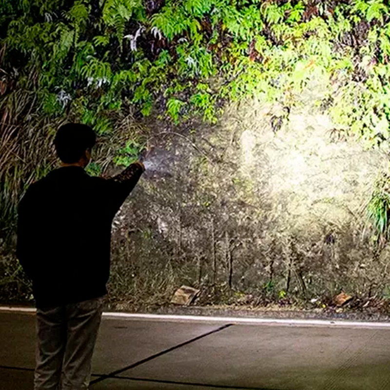 Lanterna Tática ZoomLED [CONVERTE A NOITE EM DIA]